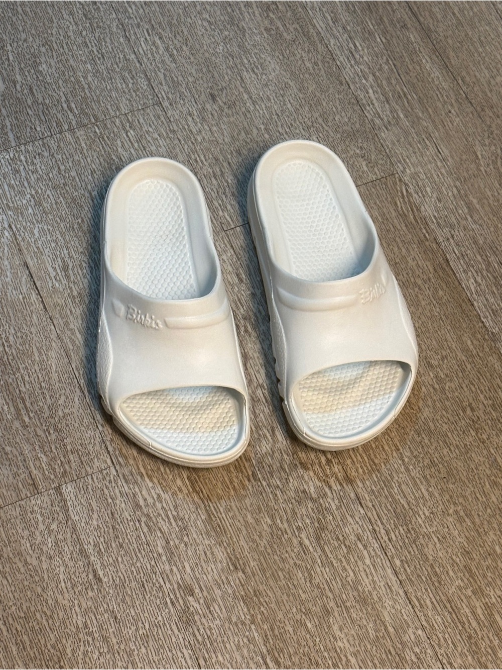 BIRKIS WHITE SLIDES WOMEN’S SIZE 37(6)